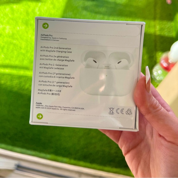 AirPods Pro (2nd generation) with MagSafe Charging Case (USB‑C) - Picture 1 of 3